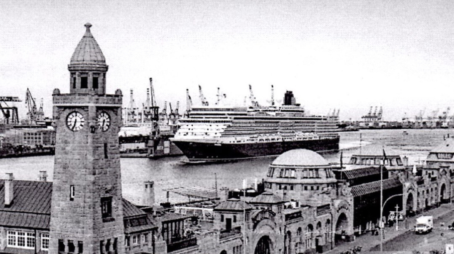 Hamburger Hafen mit Queen Elisabeth